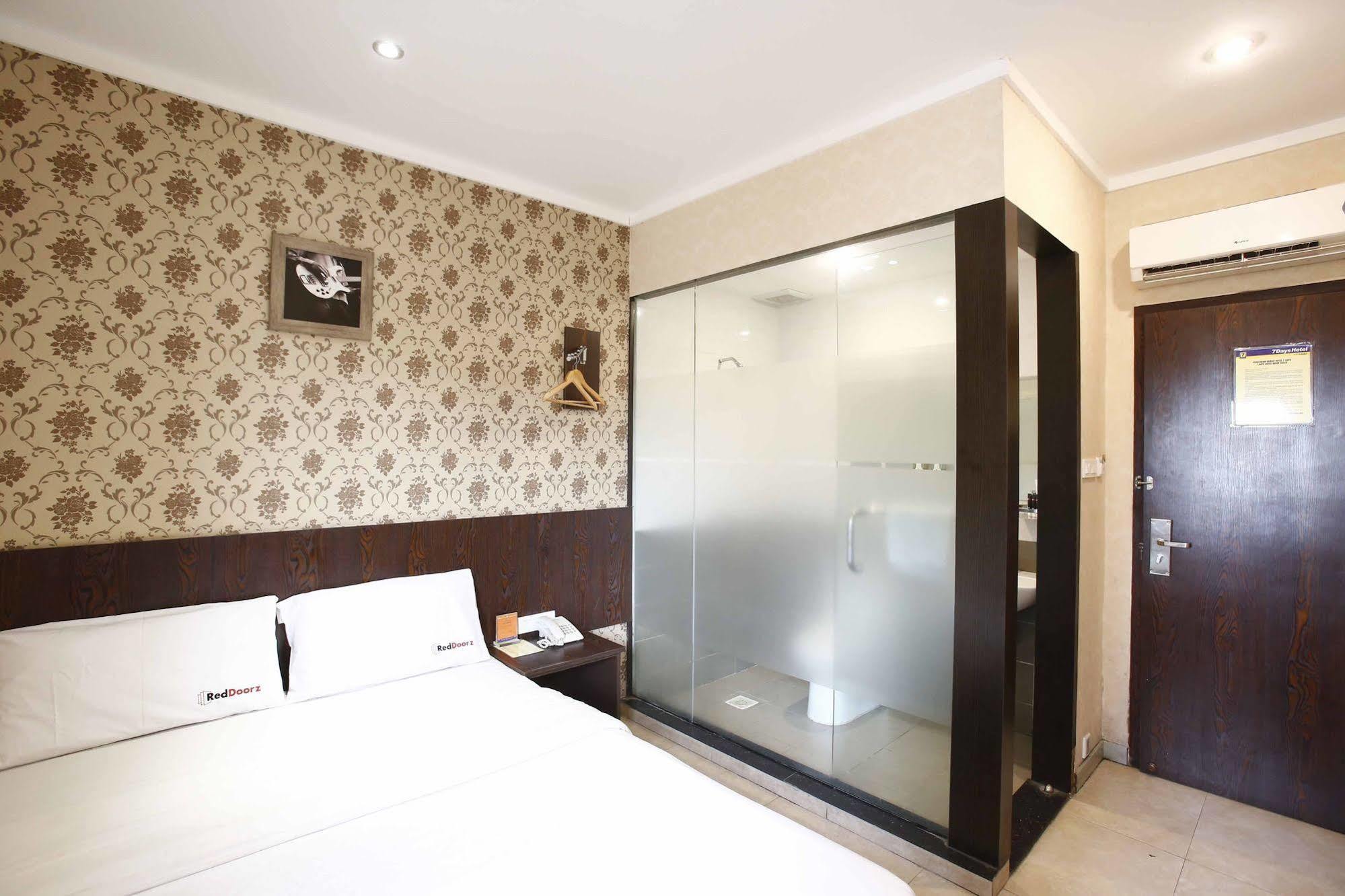 Reddoorz @ Gajah Mada Hotel Jakarta Exterior photo